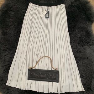 Flowy pleated maxi skirt